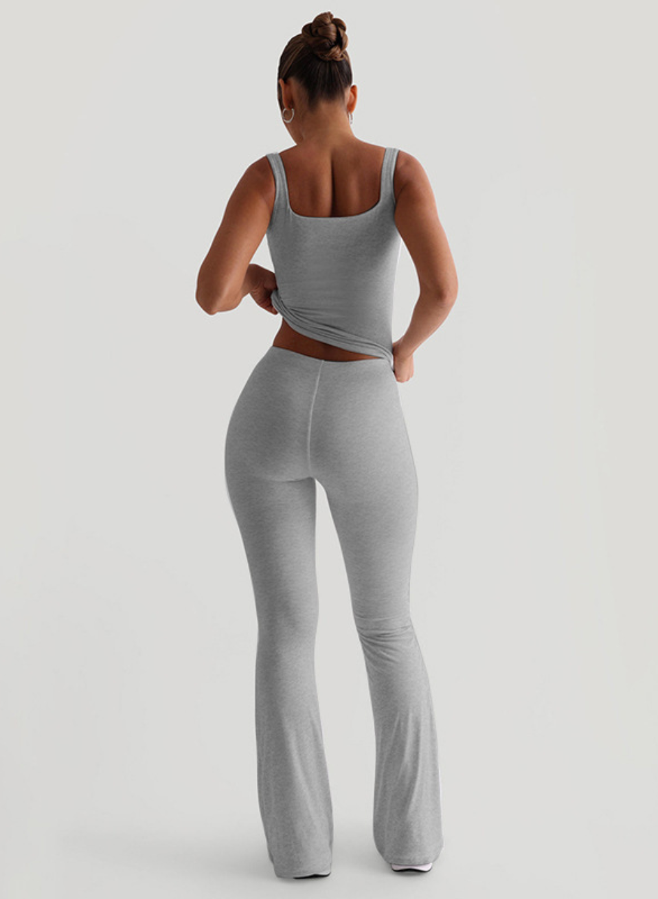 PANTALON ÉVASÉ PRÈS DU CORPS