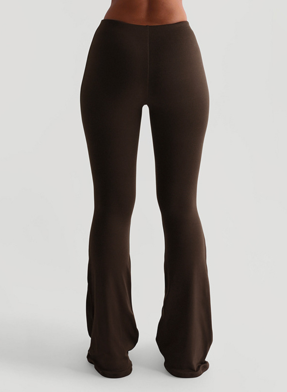 PANTALON ÉVASÉ PRÈS DU CORPS