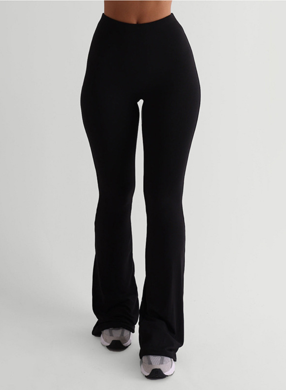 PANTALON ÉVASÉ PRÈS DU CORPS